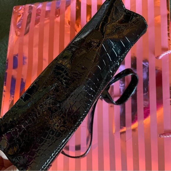 Black alligator-look vinyl purse w/ 3-D flowe design. Magnetic closure snap - Picture 9 of 10